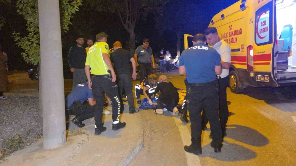Motosiklet Otomobille Çarpıştı, 2 Kardeş Yaralandı
