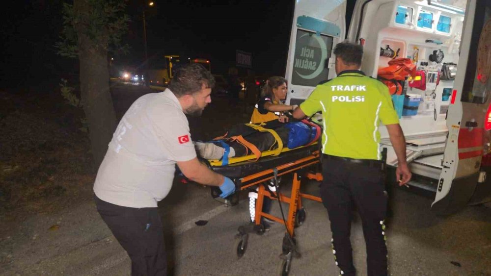 Motosiklet Otomobille Çarpıştı, 2 Kardeş Yaralandı