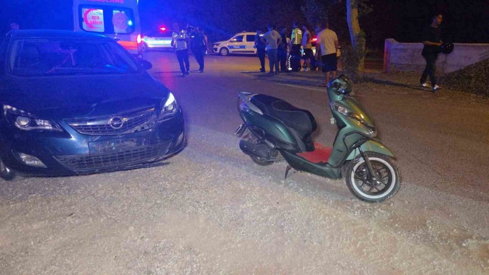 Motosiklet Otomobille Çarpıştı, 2 Kardeş Yaralandı