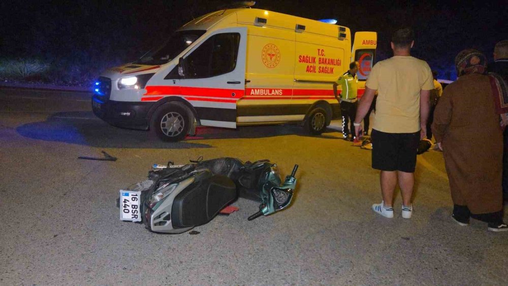 Motosiklet Otomobille Çarpıştı, 2 Kardeş Yaralandı