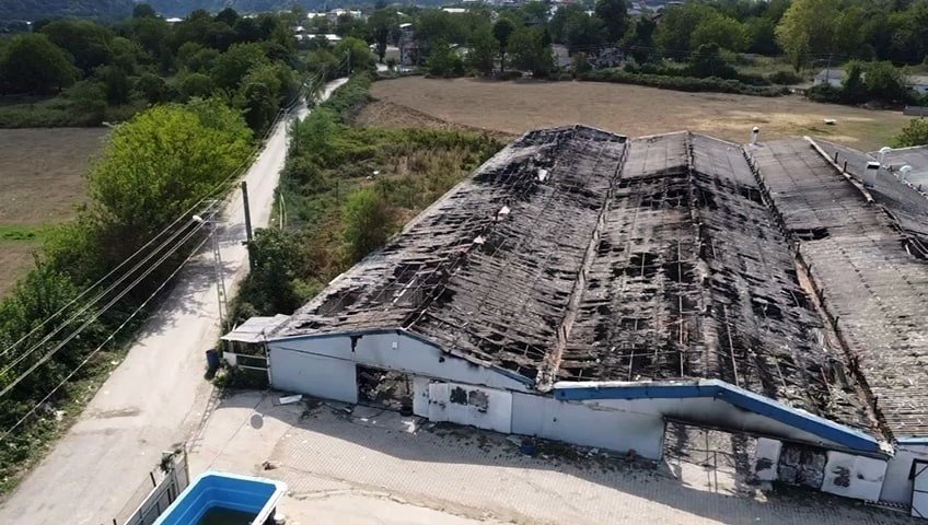 Yanan Fabrikadan Geriye Küle Dönmüş Enkaz Kaldı