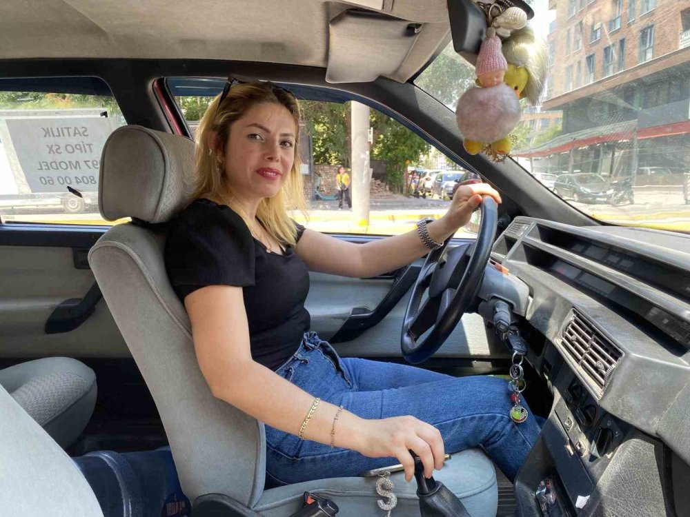 Aracının Arka Camında ’dikkat Acemi’ Yazan Sürücüden Trafikte Herkes Uzak Duruyor