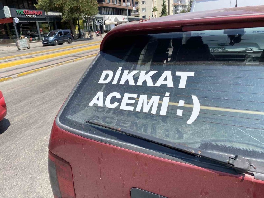 Aracının Arka Camında ’dikkat Acemi’ Yazan Sürücüden Trafikte Herkes Uzak Duruyor