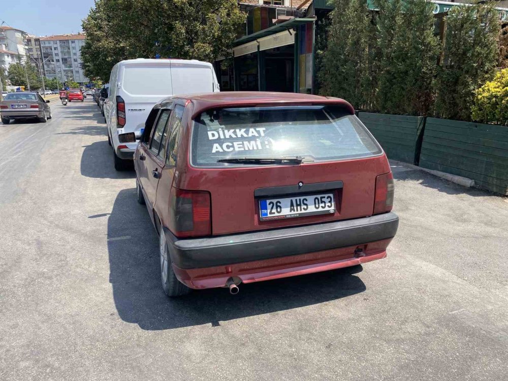 Aracının Arka Camında ’dikkat Acemi’ Yazan Sürücüden Trafikte Herkes Uzak Duruyor