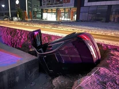 Kontrolden Çıkan Otomobil Üst Geçit İnşaatına Düştü