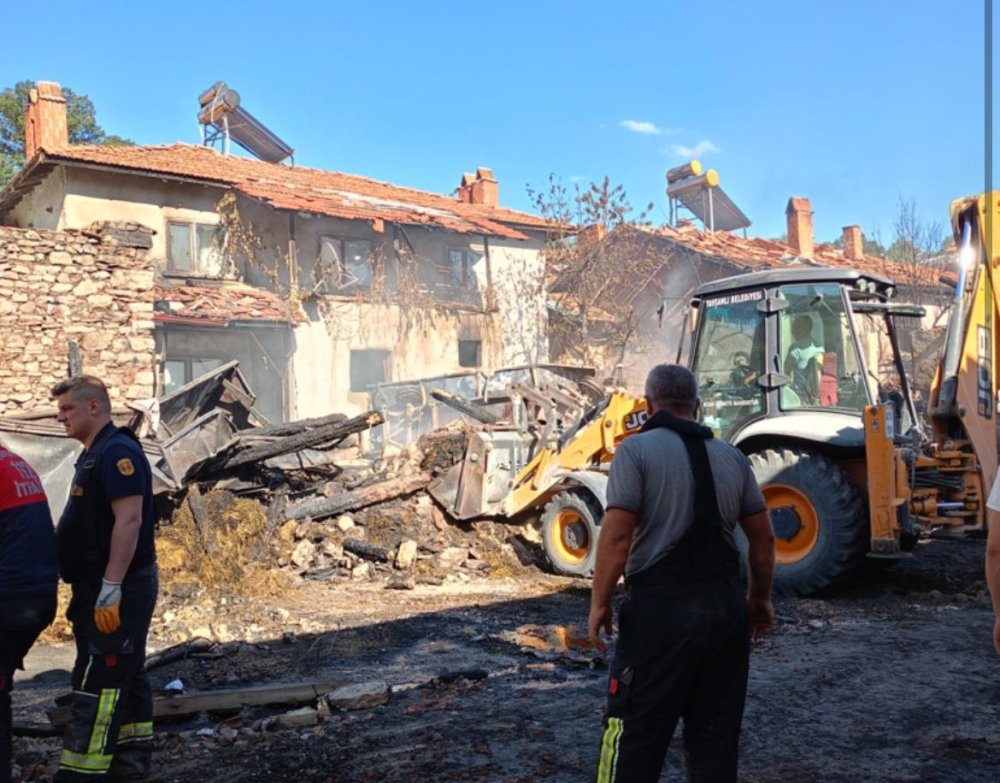 Otomobil Patladı, Çıkan Yangında 3 Ev Kül Oldu