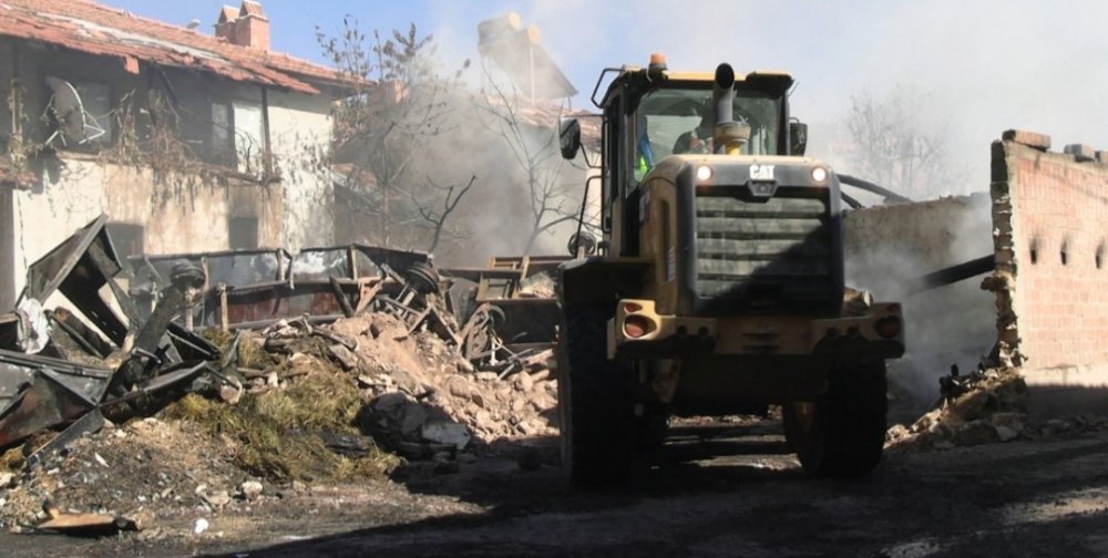 Otomobil Patladı, Çıkan Yangında 3 Ev Kül Oldu