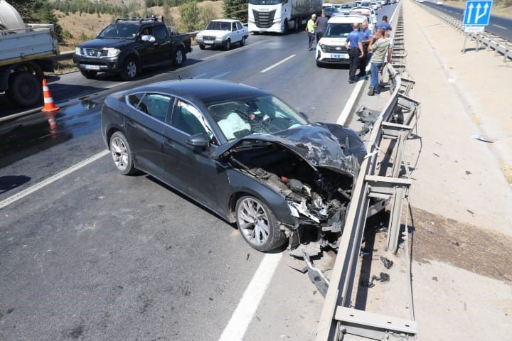 Otomobilin Çarptığı Trafo Yüklü Kamyon Devrildi