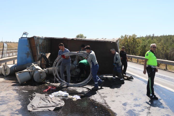 Otomobilin Çarptığı Trafo Yüklü Kamyon Devrildi