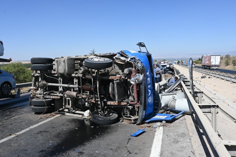 Otomobilin Çarptığı Trafo Yüklü Kamyon Devrildi