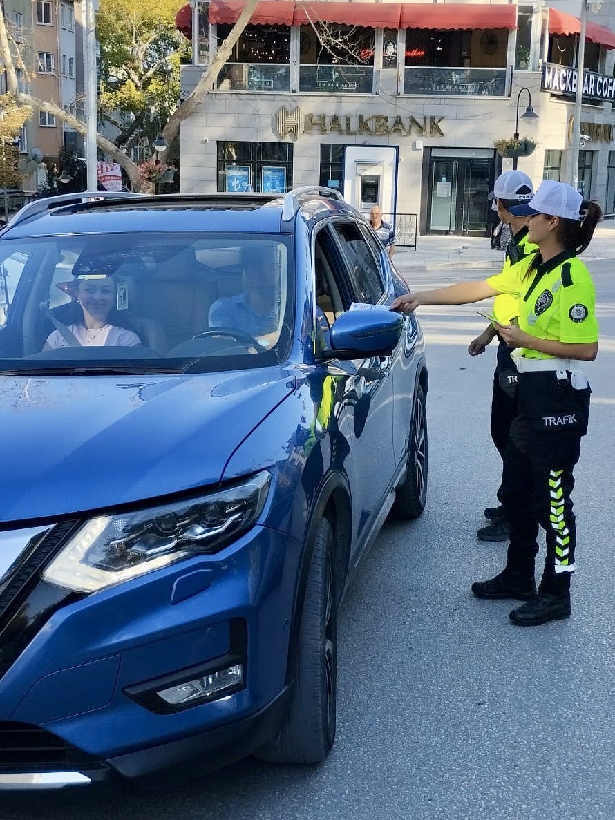 trafik-ekipleri-hem-denetledi-hem-de-bilgilendirdi2.jpg