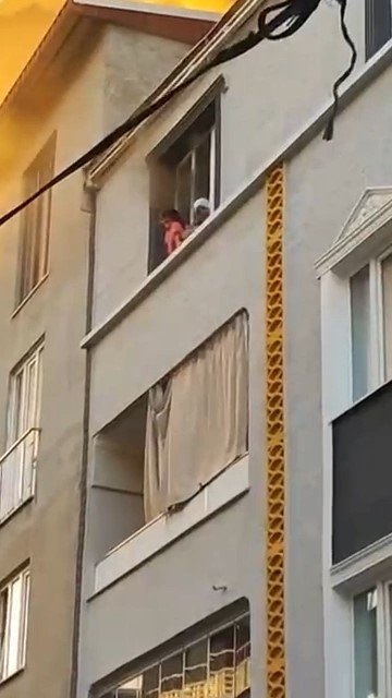 Yangın Paniği: Anneanne Torununu Alevlerden Böyle Kurtardı