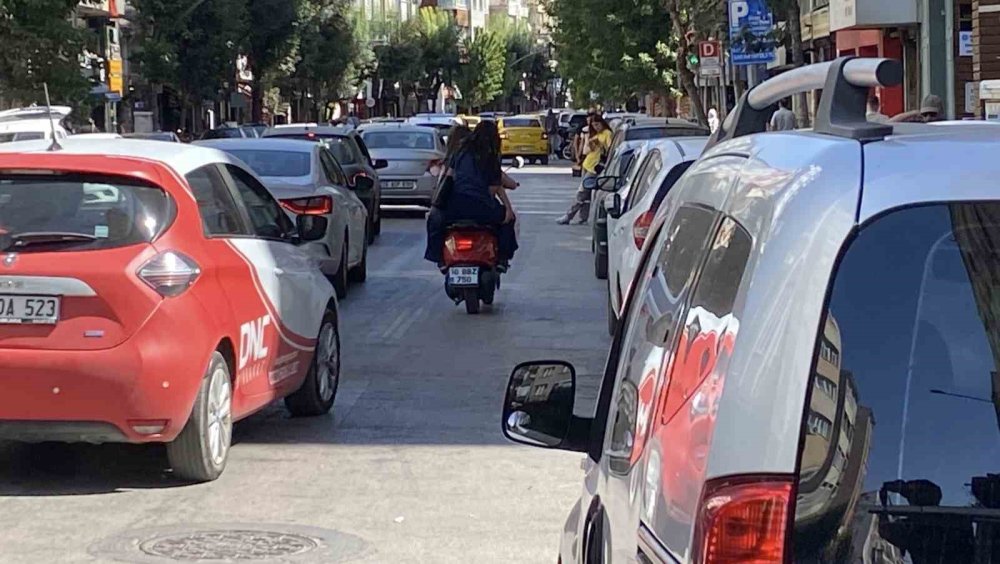 3 Kadın Aynı Motosiklete Bindi