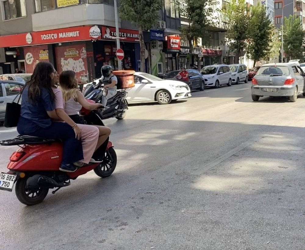 3 Kadın Aynı Motosiklete Bindi