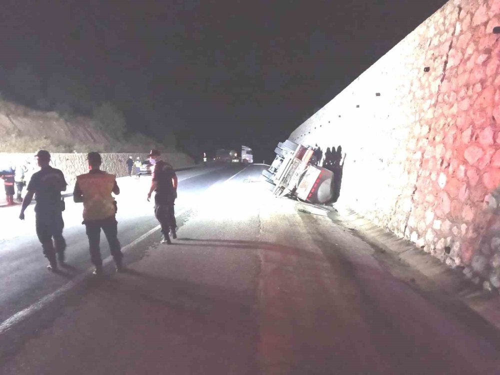 Asit Yüklü Tanker Devrildi: 1 Yaralı