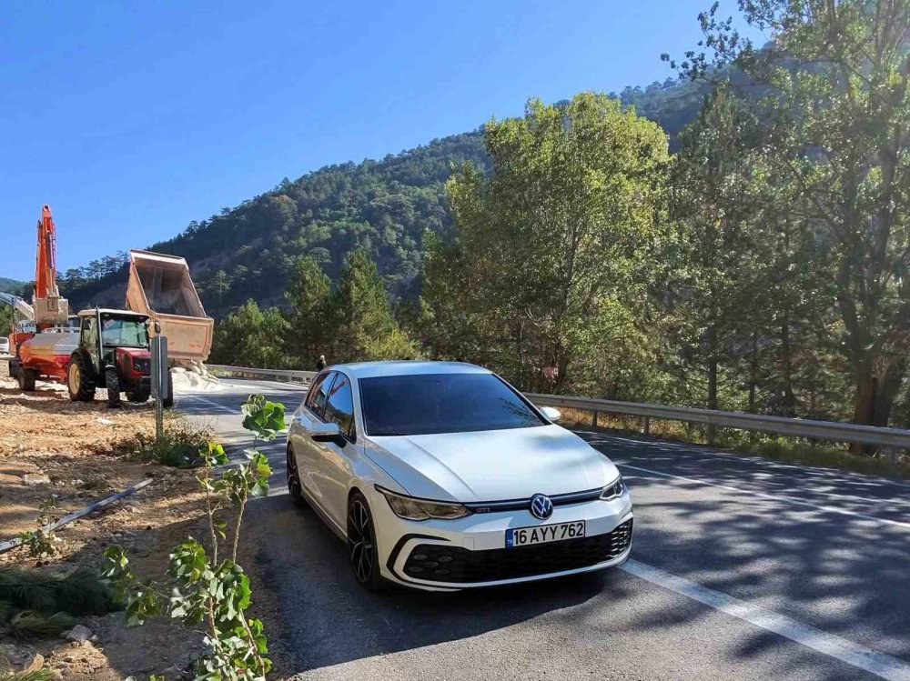 Yol Çalışmasındaki İşçiye Otomobil Çarptı