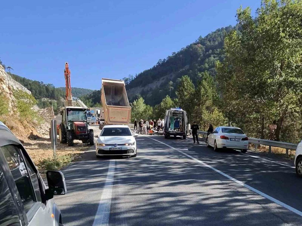 Yol Çalışmasındaki İşçiye Otomobil Çarptı