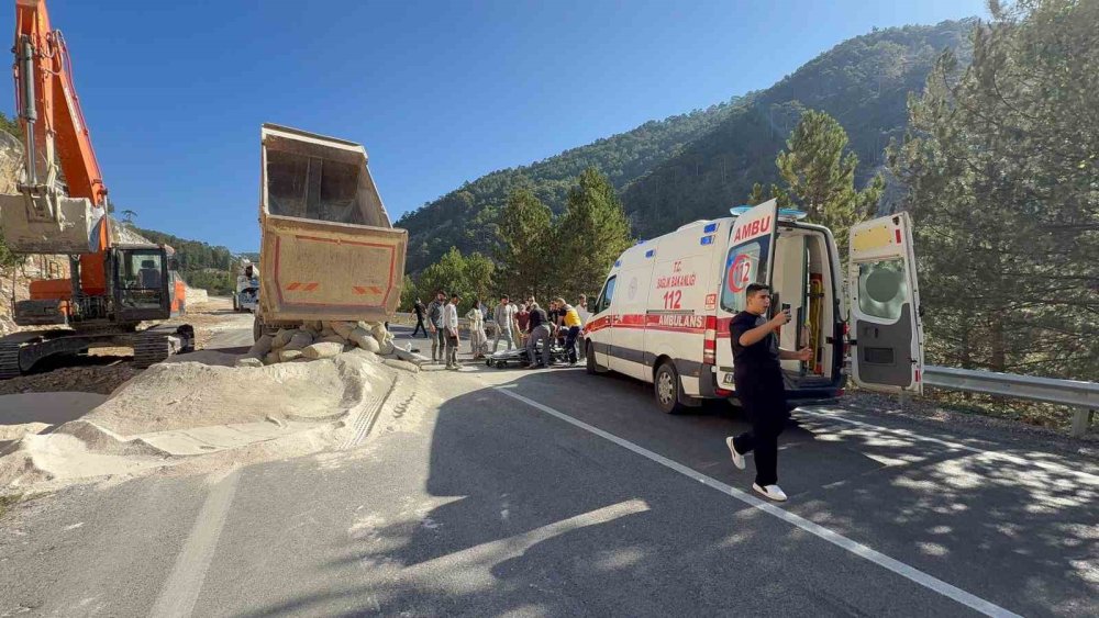 Yol Çalışmasındaki İşçiye Otomobil Çarptı