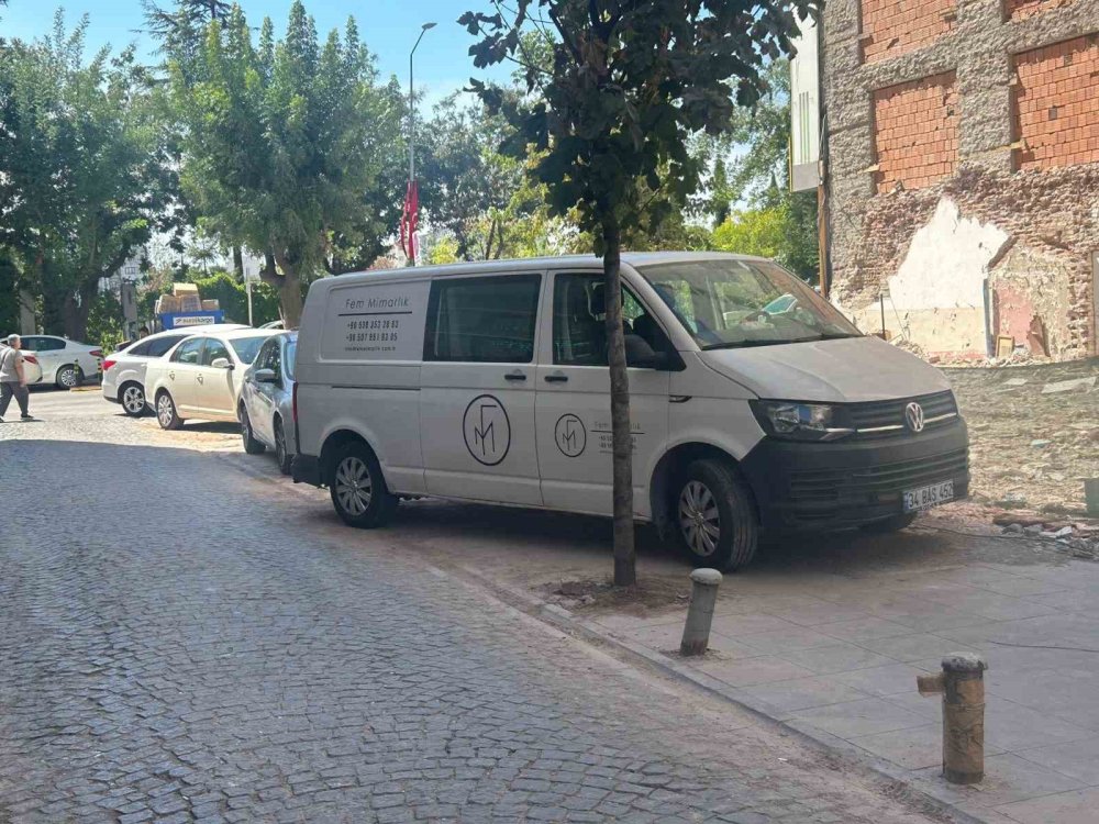 Araçlar Kaldırımlara Park Ediyor!