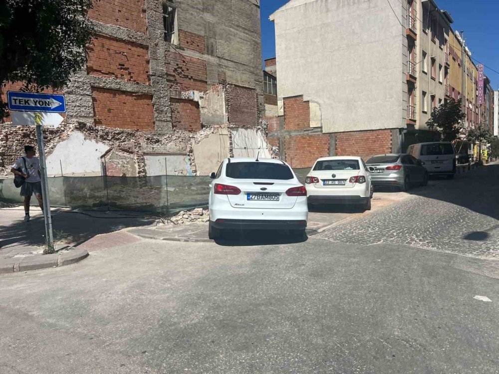 Araçlar Kaldırımlara Park Ediyor!