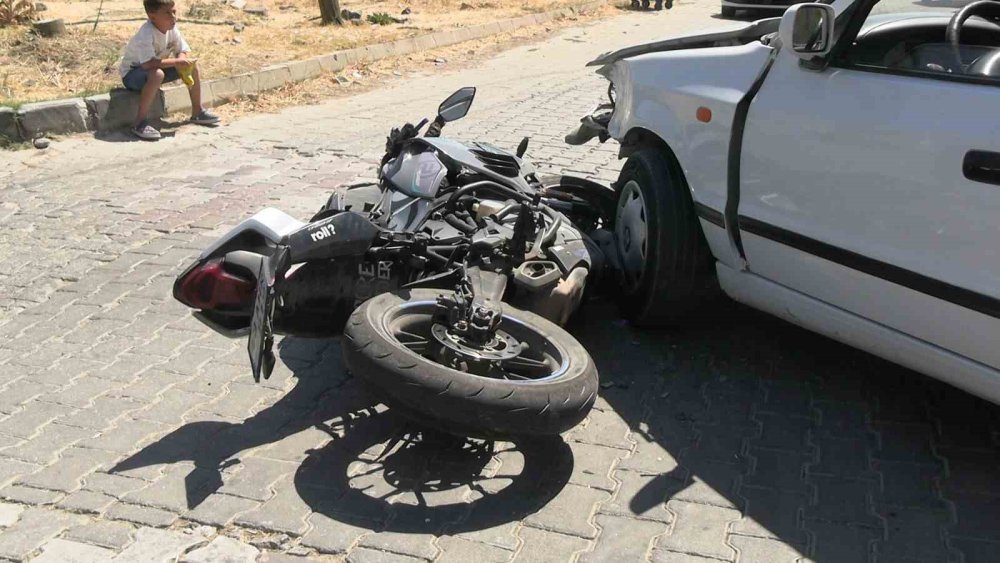 Otomobil İle Motosikletle Çarpıştı: 1 Yaralı
