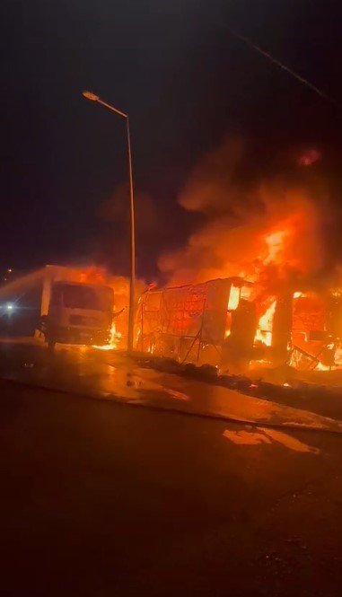 3 Kamyon Ve 1 Tır Alev Alev Yandı