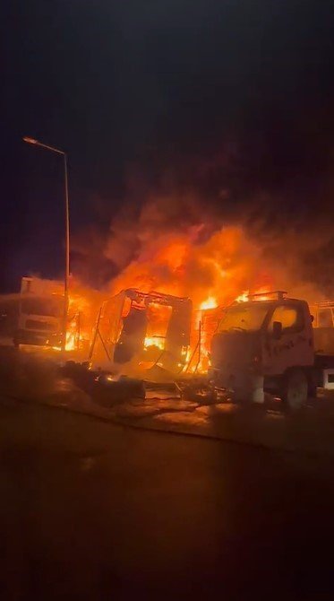 3 Kamyon Ve 1 Tır Alev Alev Yandı