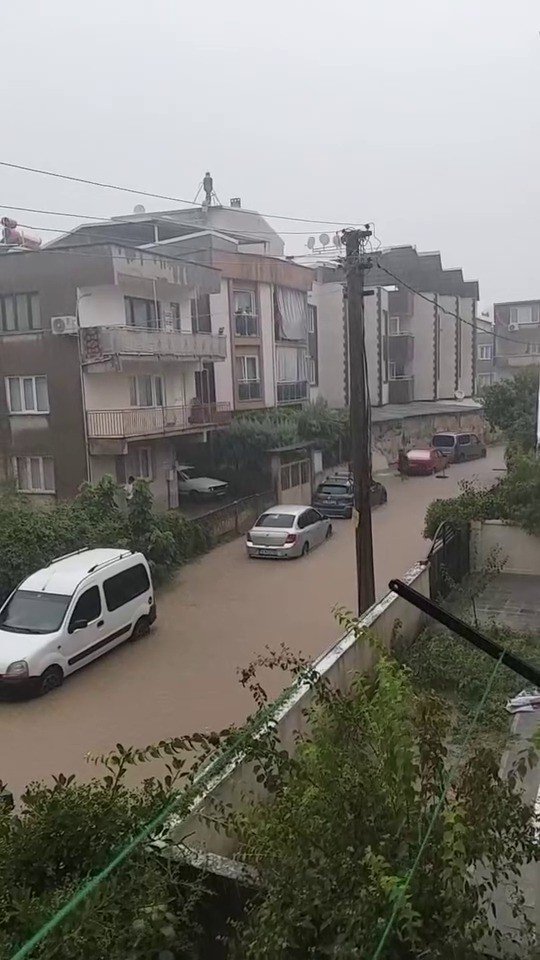, Cadde Ve Sokaklar Sular Altında Kaldı