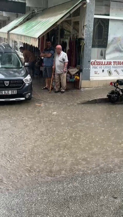 , Cadde Ve Sokaklar Sular Altında Kaldı