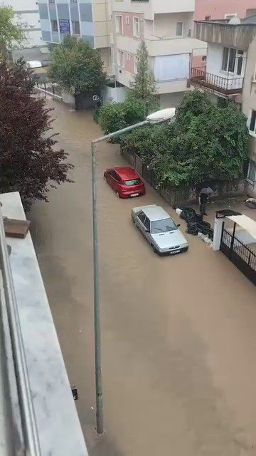 , Cadde Ve Sokaklar Sular Altında Kaldı