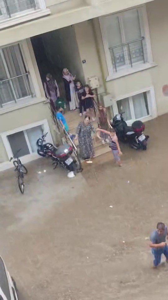 , Cadde Ve Sokaklar Sular Altında Kaldı