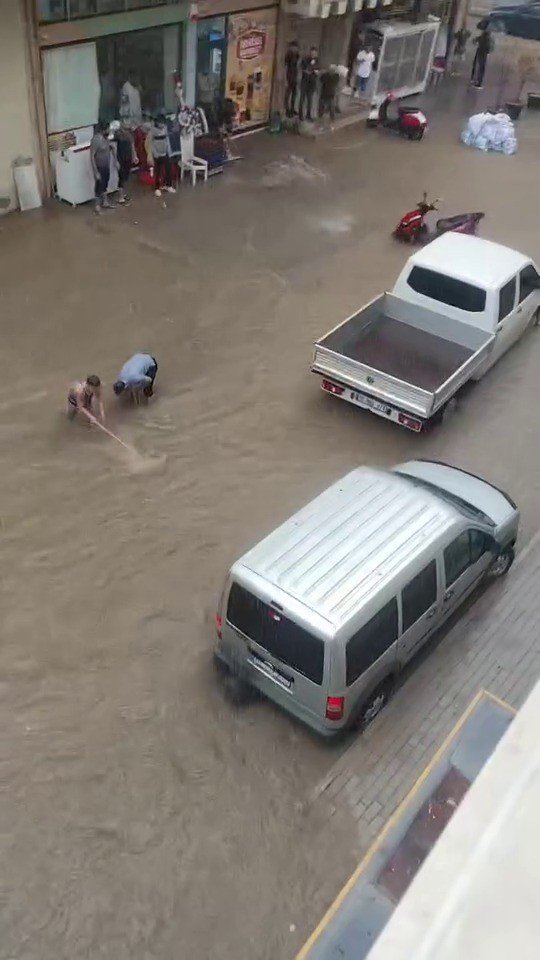 , Cadde Ve Sokaklar Sular Altında Kaldı