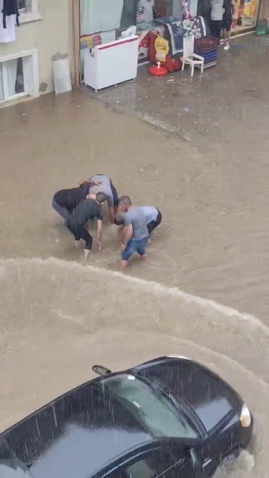 , Cadde Ve Sokaklar Sular Altında Kaldı