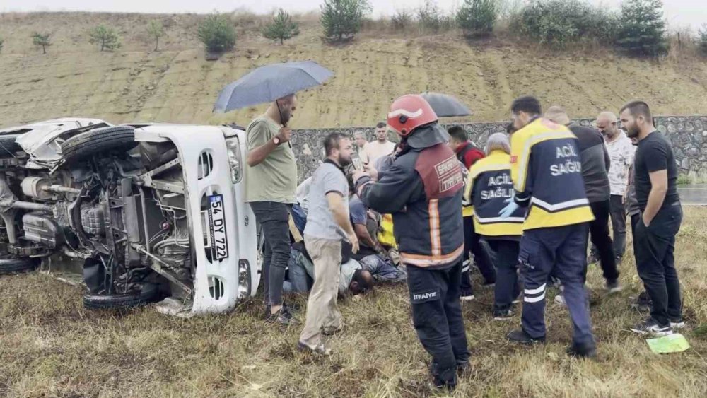 Kayganlaşan Yolda Minibüs Devrildi