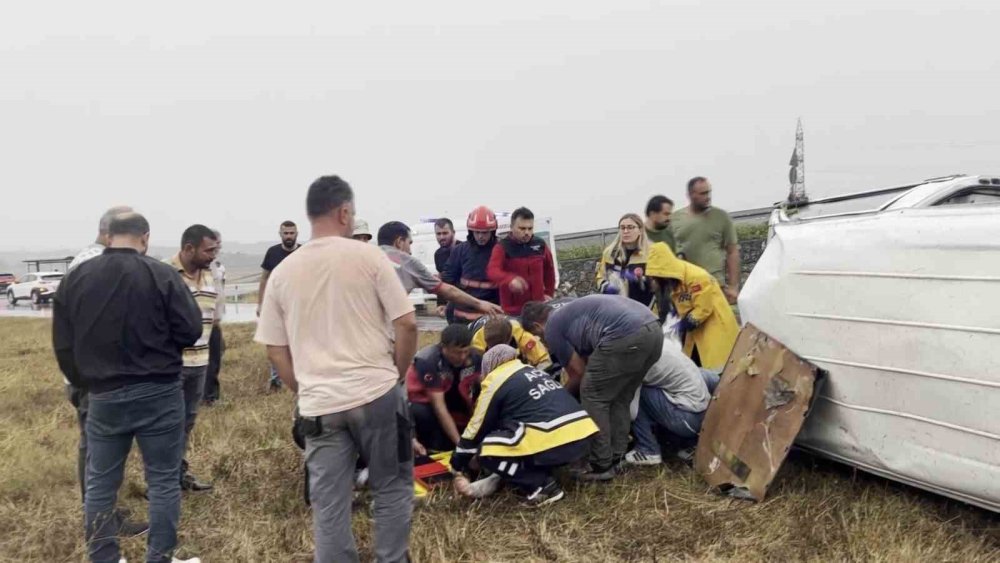 Kayganlaşan Yolda Minibüs Devrildi