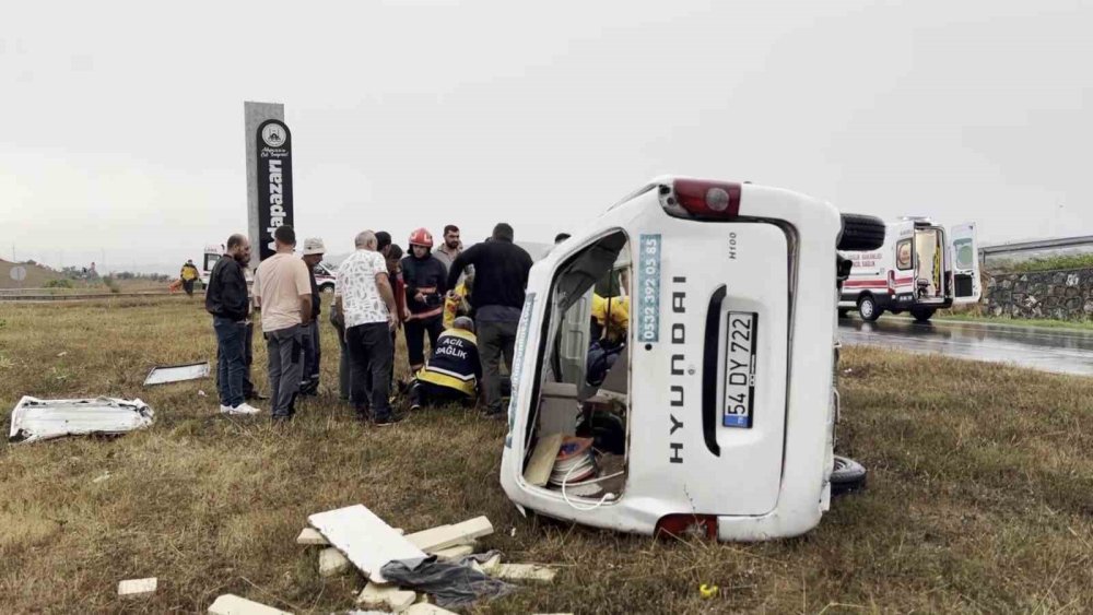 Kayganlaşan Yolda Minibüs Devrildi