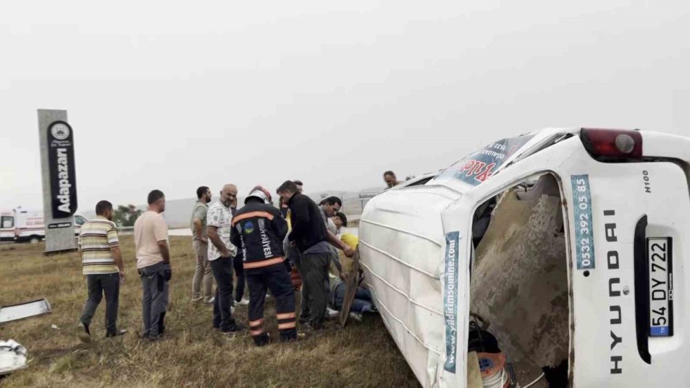 Kayganlaşan Yolda Minibüs Devrildi