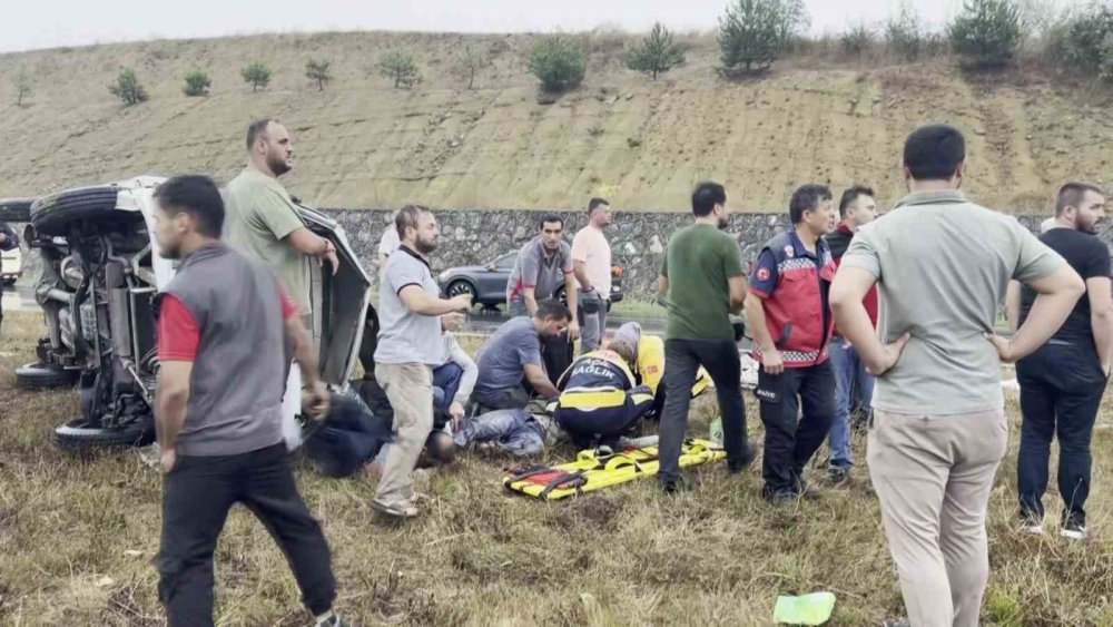 Kayganlaşan Yolda Minibüs Devrildi