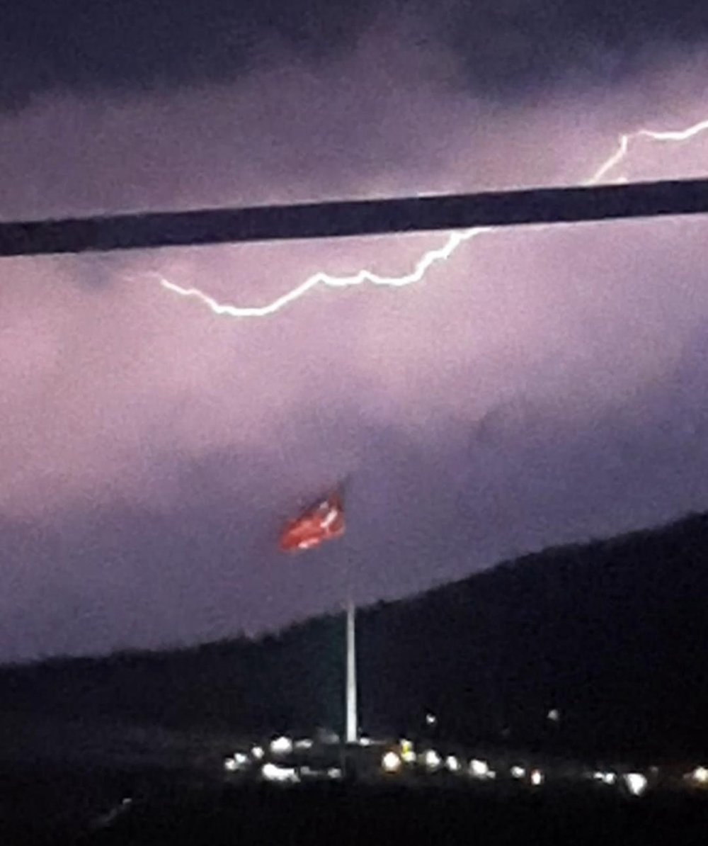 Şimşekler Geceyi Aydınlattı