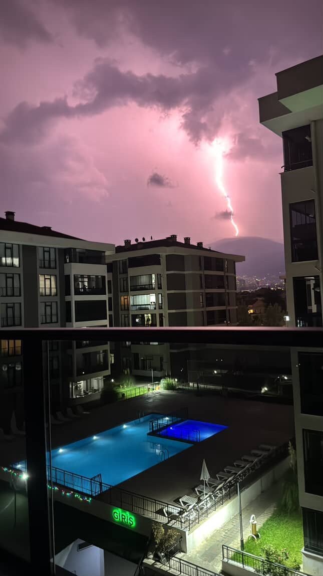 Şimşekler Geceyi Aydınlattı