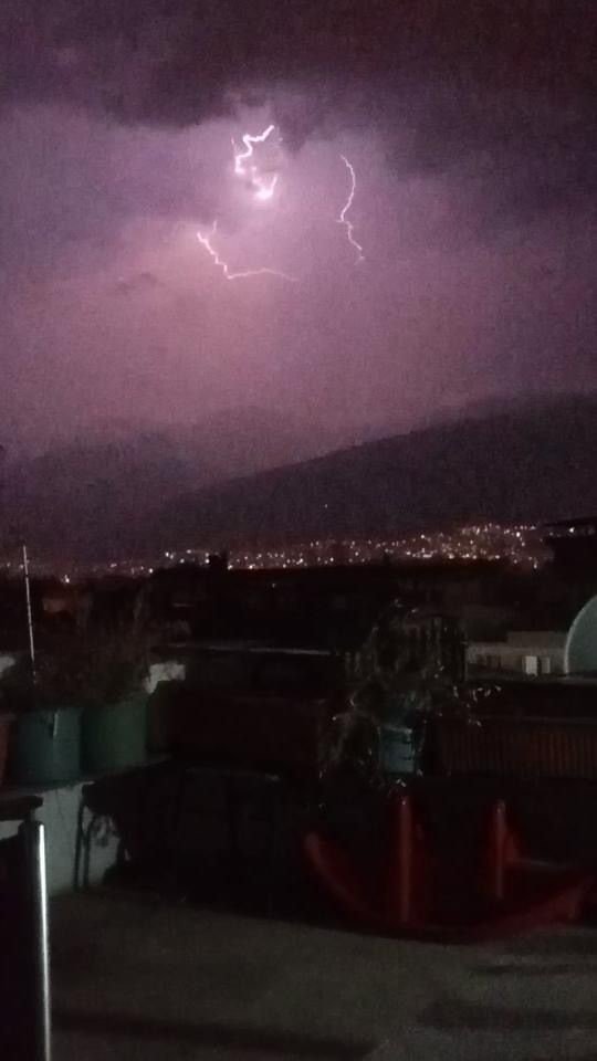 Şimşekler Geceyi Aydınlattı