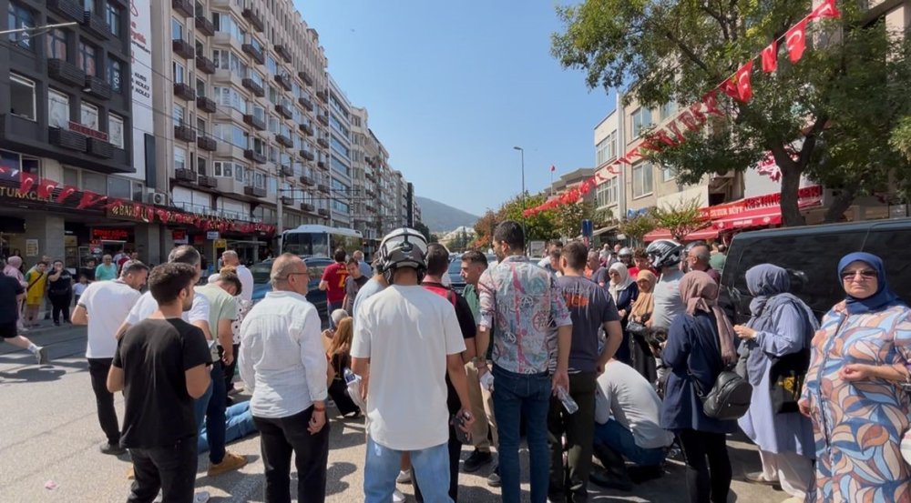Yolun Karşısına Geçen 2 Kadına Motosiklet Çarptı