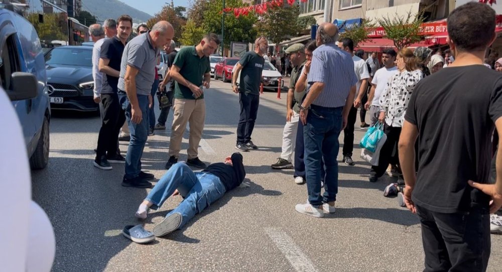 Yolun Karşısına Geçen 2 Kadına Motosiklet Çarptı