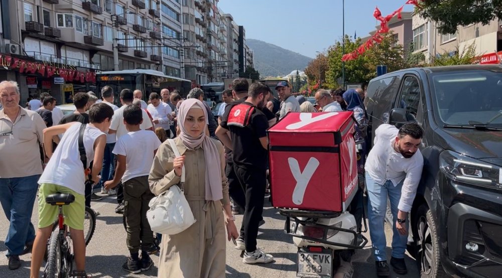 Yolun Karşısına Geçen 2 Kadına Motosiklet Çarptı