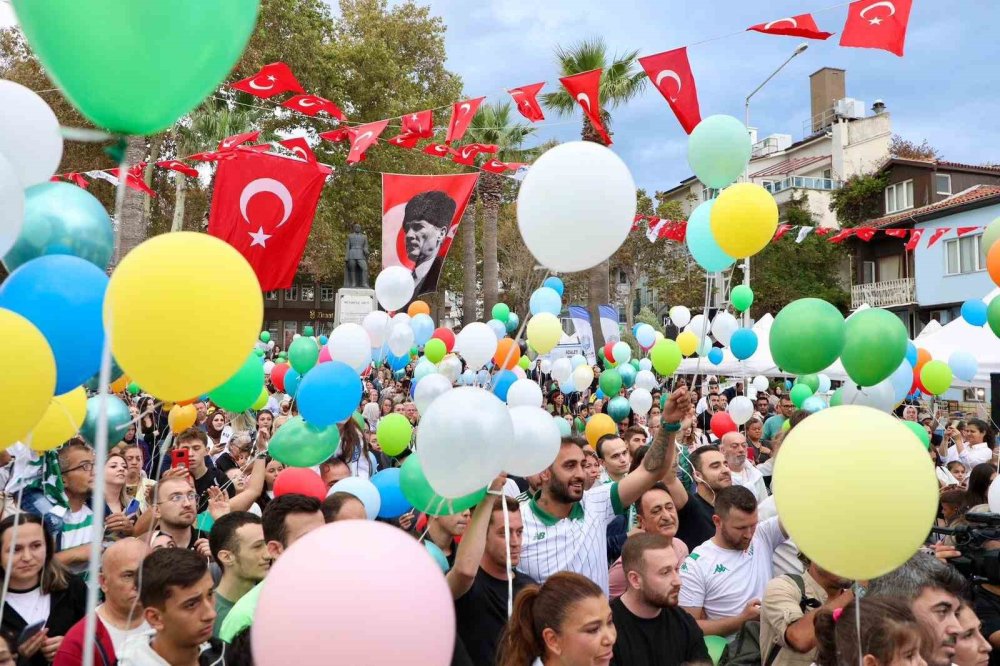 Lösemiyi Yenen Ali Demir İçin Binlerce Balon Göğe Yükseldi