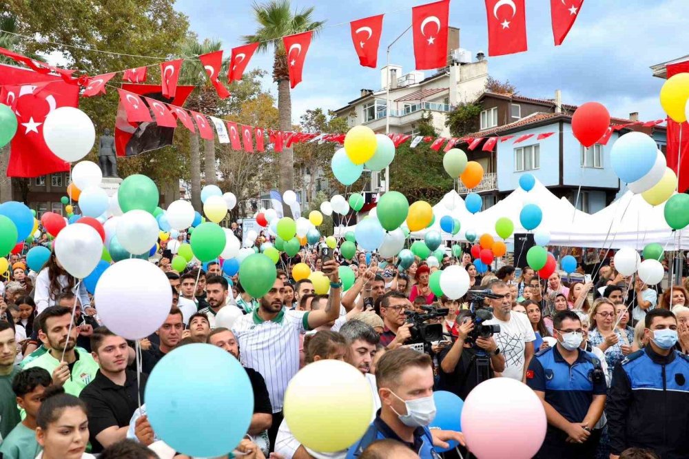 Lösemiyi Yenen Ali Demir İçin Binlerce Balon Göğe Yükseldi