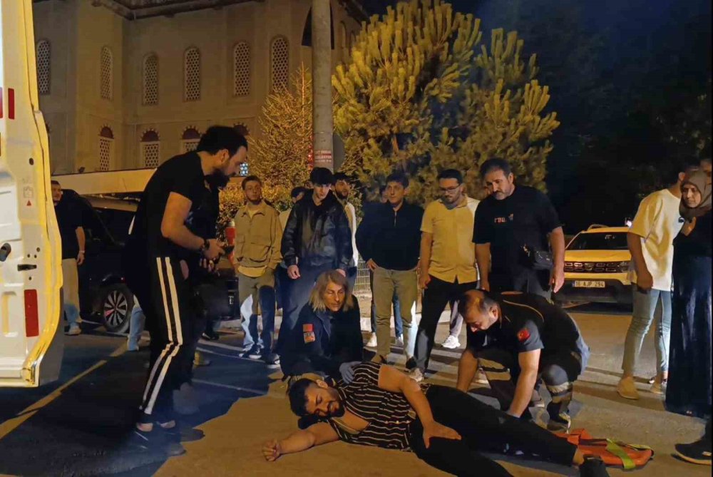 Otomobille Elektrikli Bisiklet Çarpıştı: 1 Ağır Yaralı