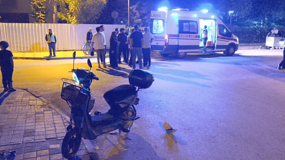 Otomobille Elektrikli Bisiklet Çarpıştı: 1 Ağır Yaralı