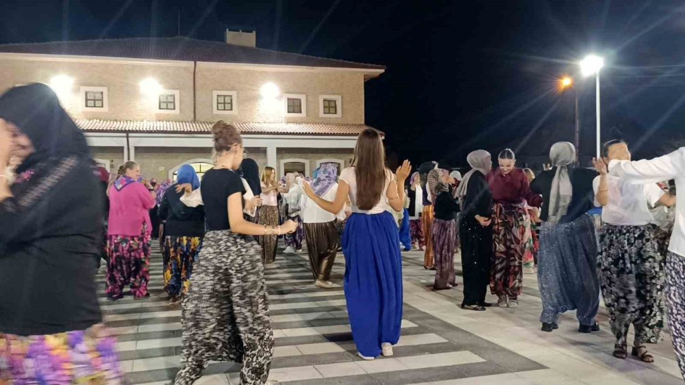 Bilecik’te Bin 500 Kadınla İlk ’şalvar Gecesi’ Coşkusu
