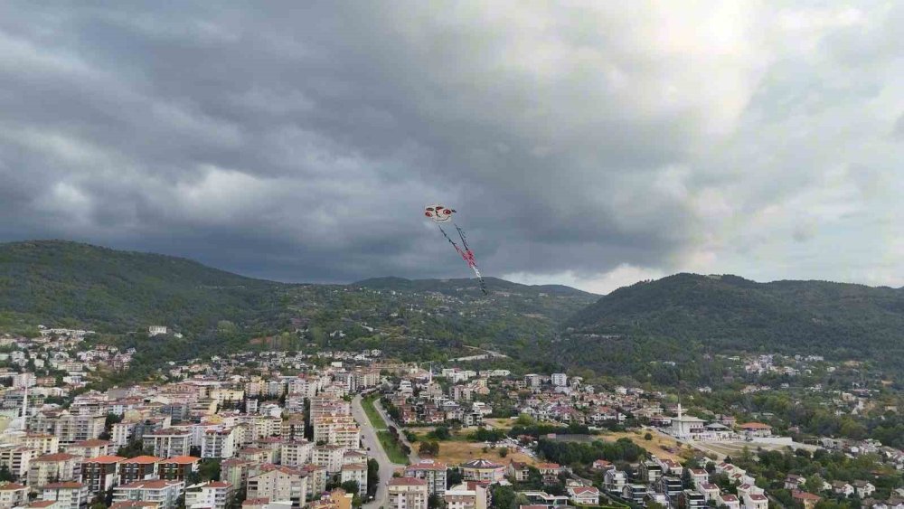Filistin’in Özgürlüğü İçin 15 Metrelik Uçurtmayı Havalandırdılar